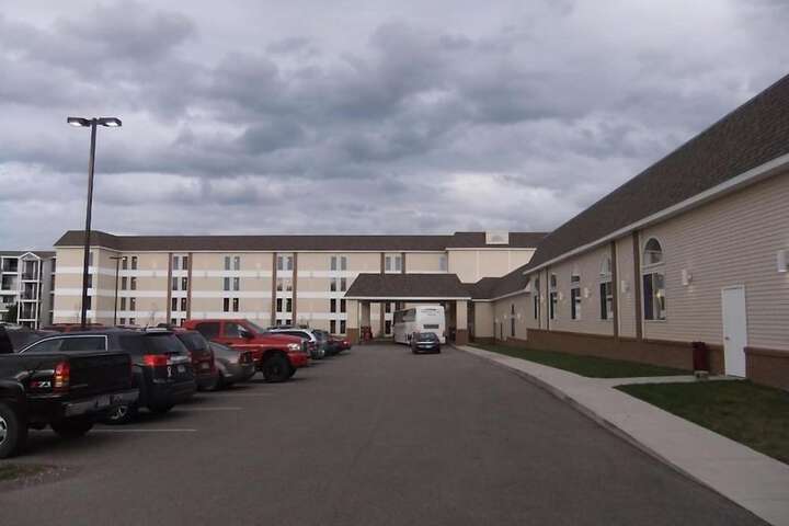 Mackinaw Beach & Bay Inn & Suites