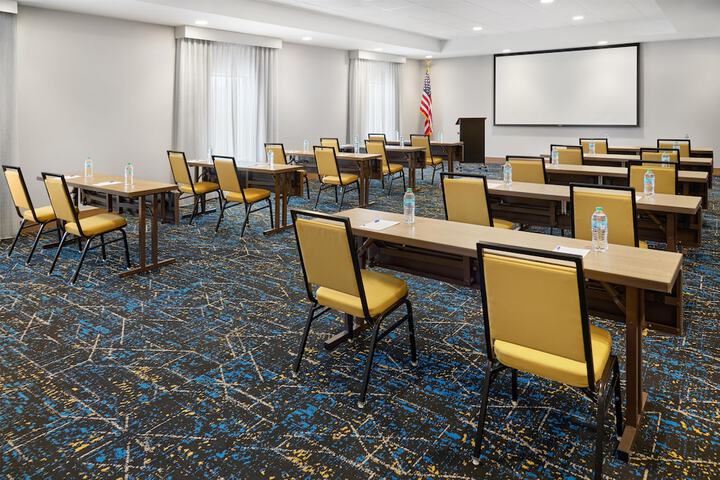Hampton Inn & Suites Syracuse North Airport Area