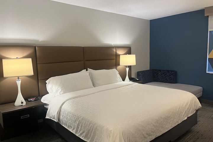 Room 9 of 82