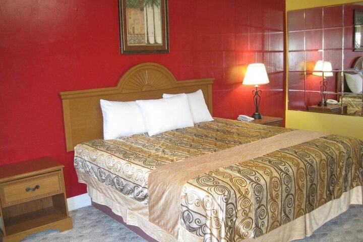 Room 4 of 8