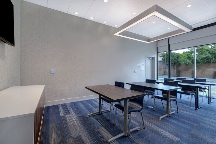 Holiday Inn Express & Suites Glendale Downtown by IHG