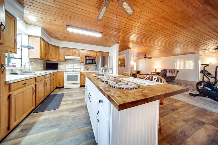 North Jackson Vacation Rental w / Wraparound Deck!