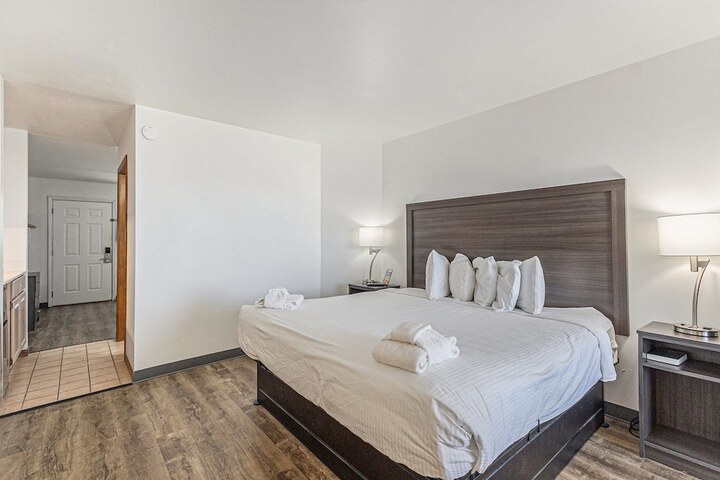 Snyders Shoreline Inn