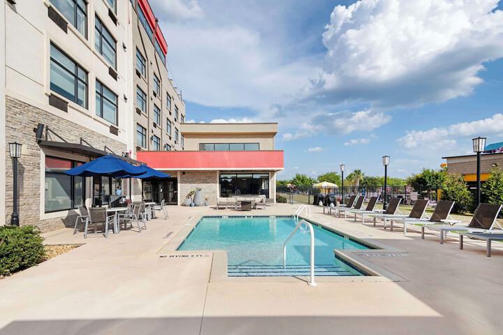 Best Western Plus Executive Residency Rigbys Water World Hotel