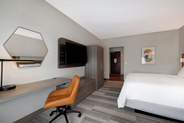 Holiday Inn Express & Suites Glendale Downtown by IHG