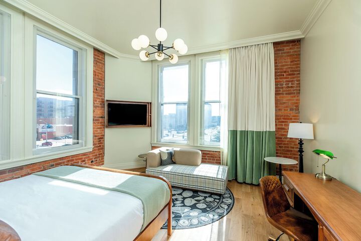 Room 25 of 83