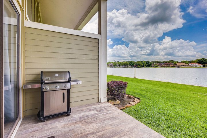 Beautiful Waterfront Condo on Lake Conroe w / Dock