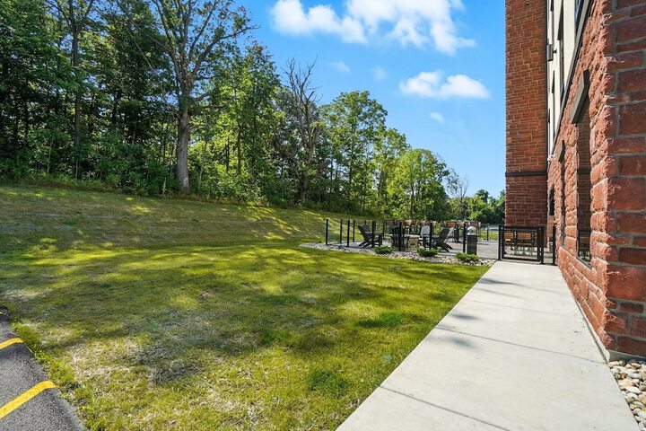 Cobblestone Hotel & Suites-Bellefontaine