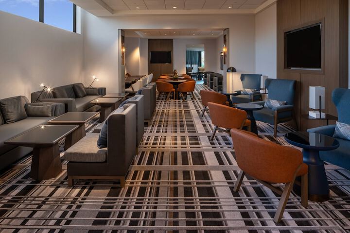 Lounge 65 of 76