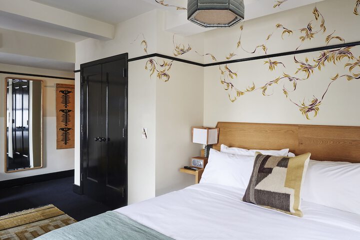 Room 21 of 102