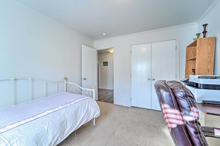 Peaceful Portales Escape w / Patio & Grill!