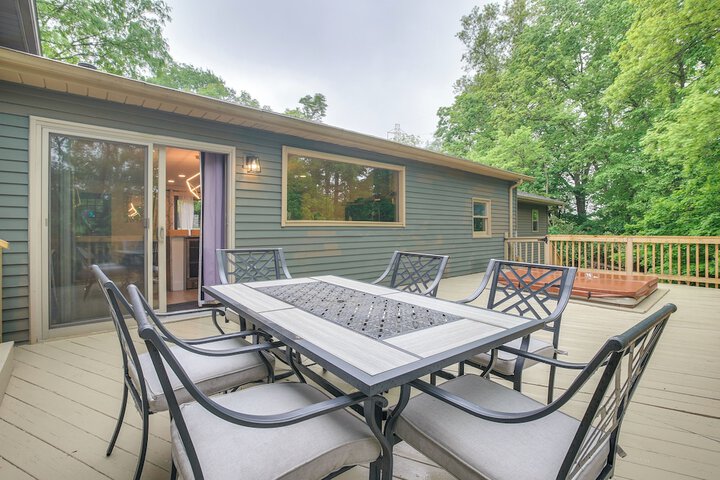 Spacious Riverfront Delaware Home w / Views