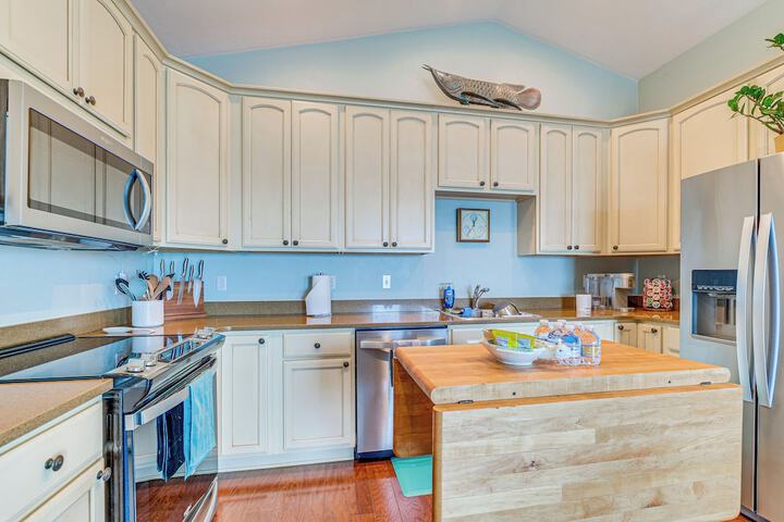 Steps to Beach: Waterfront Cedar Key Home!