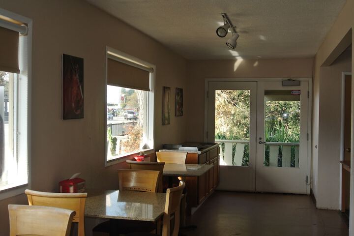 Vino Inn & Suites