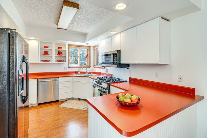 Woodland Park Chalet w / Deck Grill & Mtn Views!