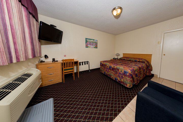Room 10 of 16