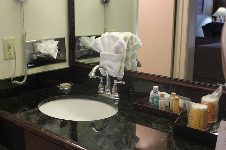 Ocairns Inn & Suites