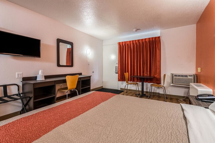 Room 28 of 35