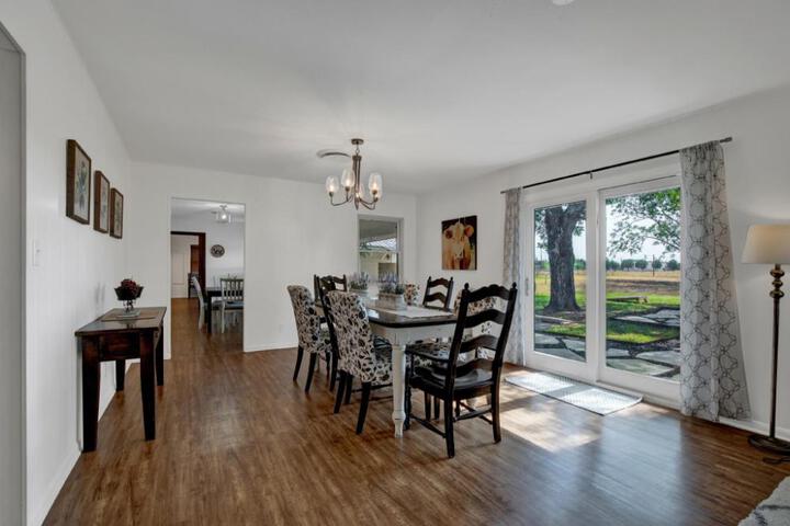 Spacious Home - Fire Pit BBQ and Outdoor Seating!