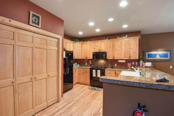 Crystal Charm Amazing 3 BDR Condo Close to Beaches Casinos, & Skiing!