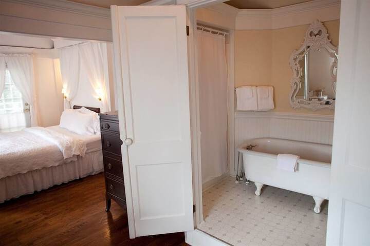 Room 6 of 18