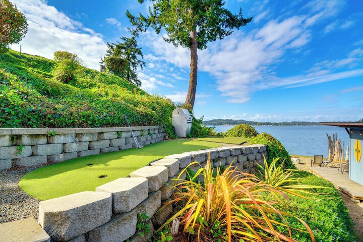 Gig Harbor House w / Private Beach + Views!