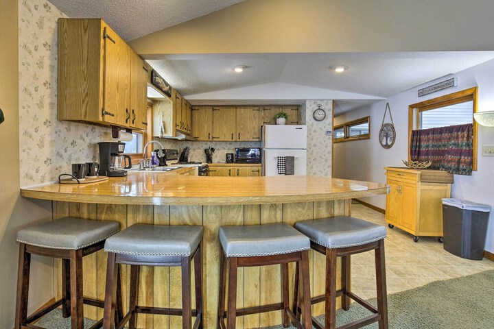Phillips Cabin w / Lake Views & Private Dock!