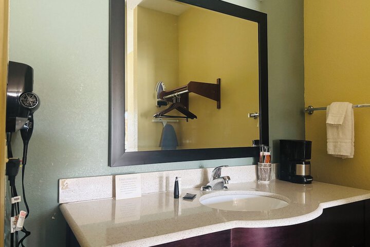 Pearsall Inn & Suites