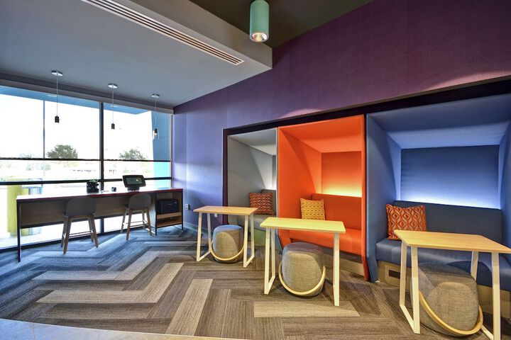 Business Center 33 of 35