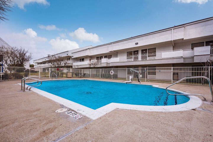 Pool 10 of 34