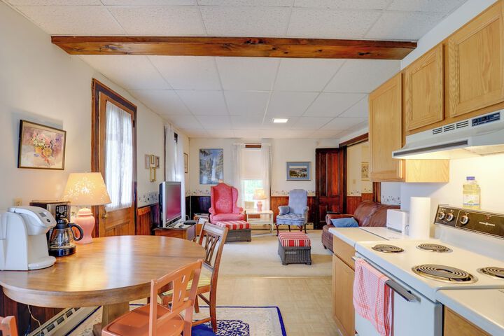 Lawrenceville Apartment w / Deck Near Gaming Lands!