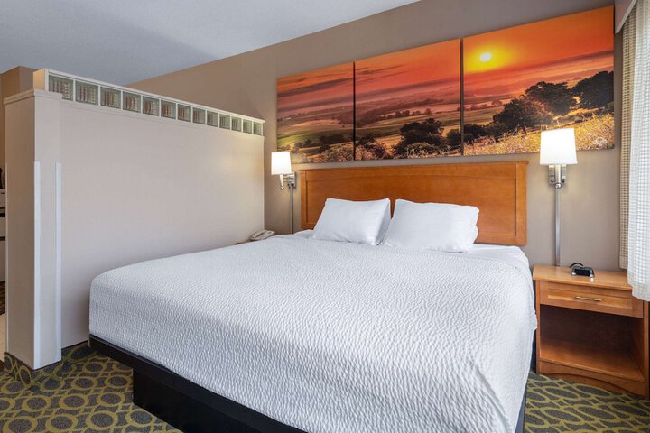 Days Inn & Suites by Wyndham Madison