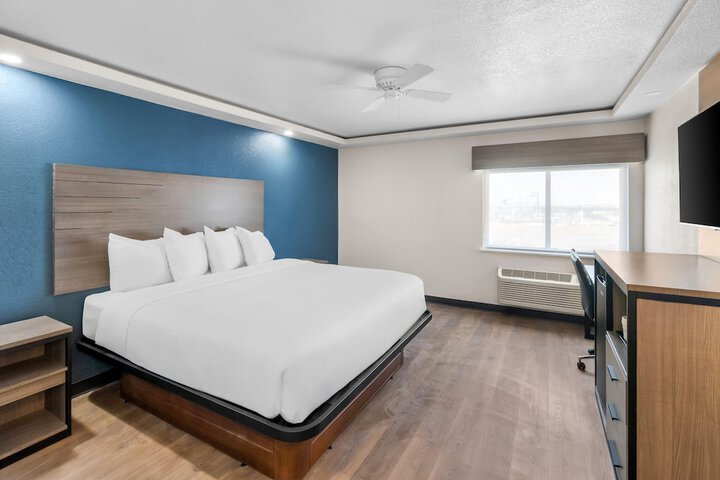 Baymont by Wyndham Arlington at Six Flags Dr