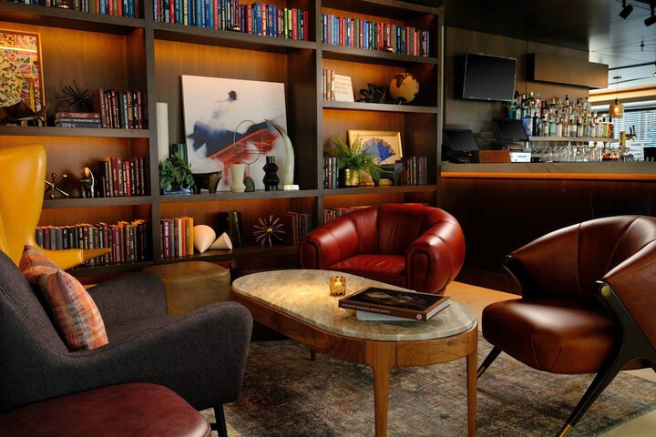 Lounge 70 of 99