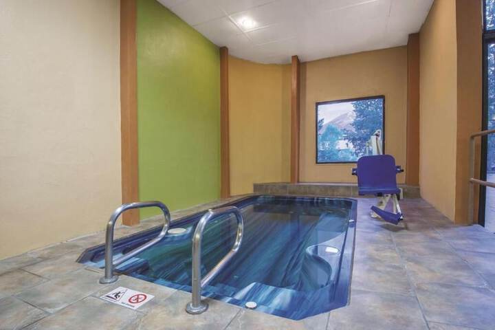 Mountain Valley Inn & Suites