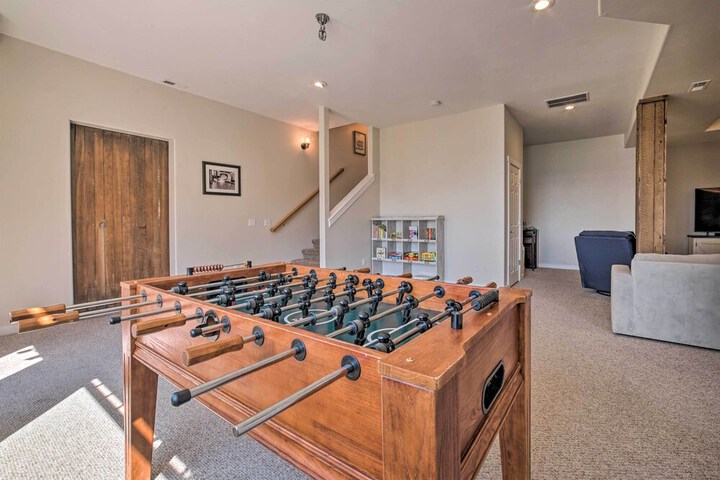 Spacious Lake Stevens Home w / Fire Pit Patio