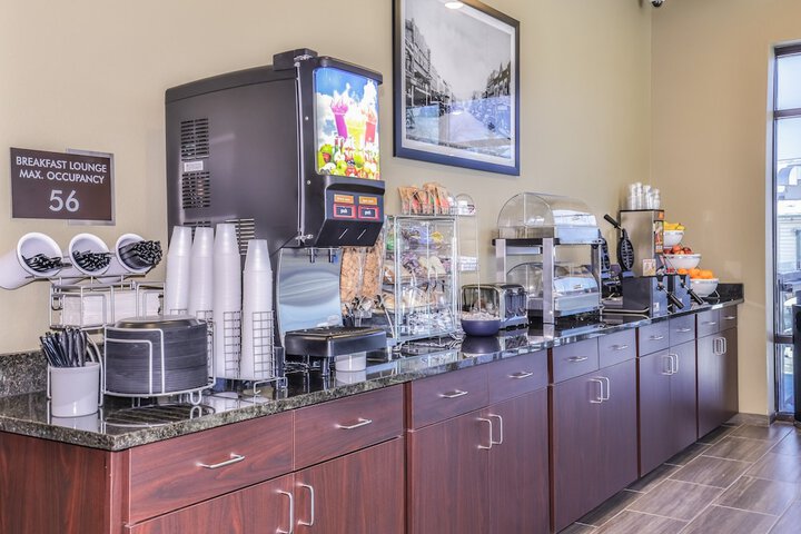 Cobblestone Hotel & Suites - Waukesha / West Milwaukee