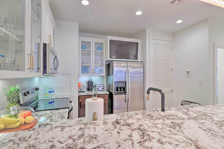 Lake LBJ Condo w / Balcony & Shared Boat Docks