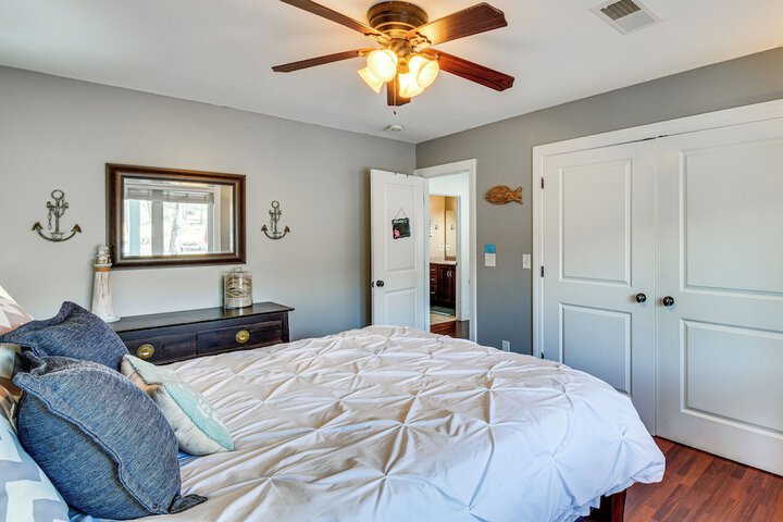 Waterfront Getaway w / Fire Pit + Game Room!