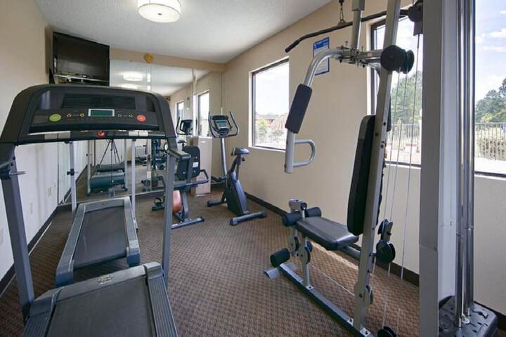 Days Inn & Suites by Wyndham Warner Robins Near Robins AFB