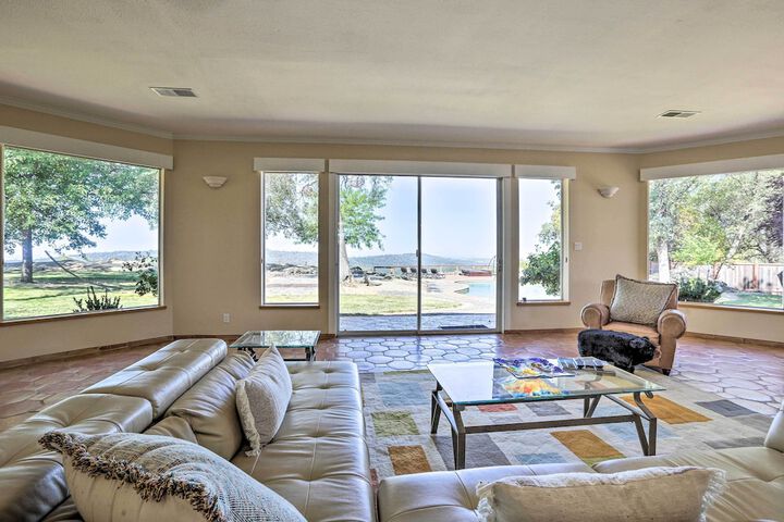 Luxe Auburn Hideaway w / Tennis Court & Views!