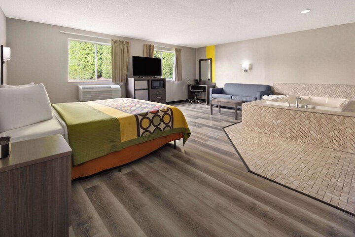 Super 8 by Wyndham Burnham / Lewistown