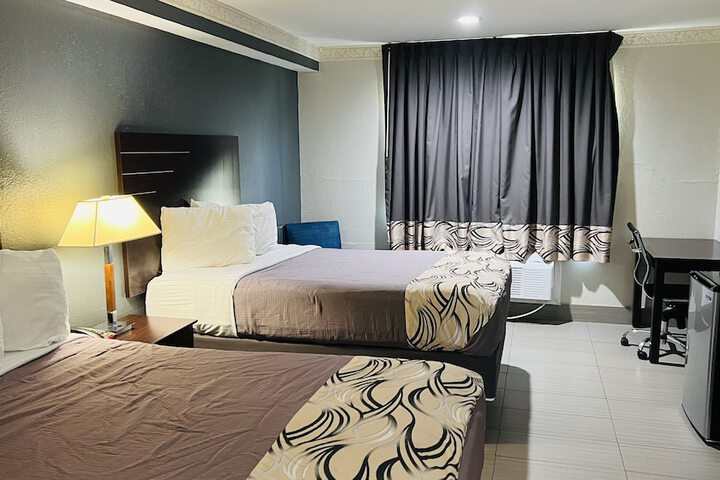 Room 6 of 8