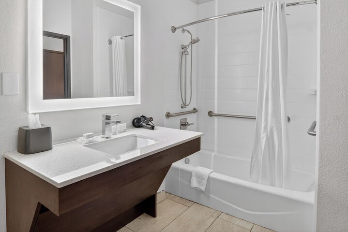 Holiday Inn & Suites Dallas-Addison by IHG