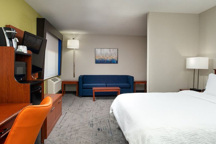 Holiday Inn Express Farmington - Bloomfield by IHG