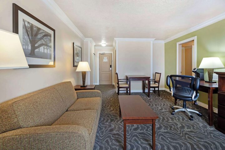 Best Western Plus Mirage Hotel & Resort