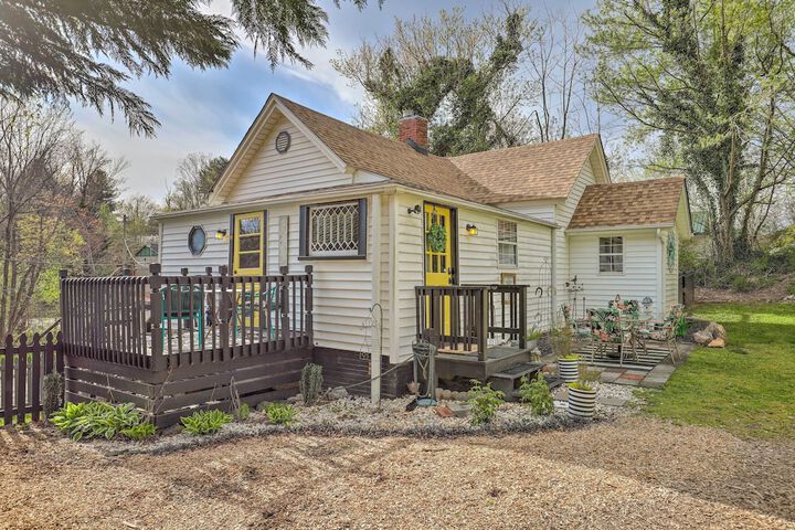 Stylish Woodfin Home w / Backyard & Fire Pit