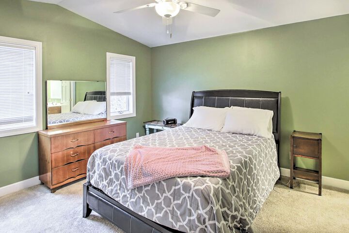 Green Lake Vacation Home w / Screened Porch!