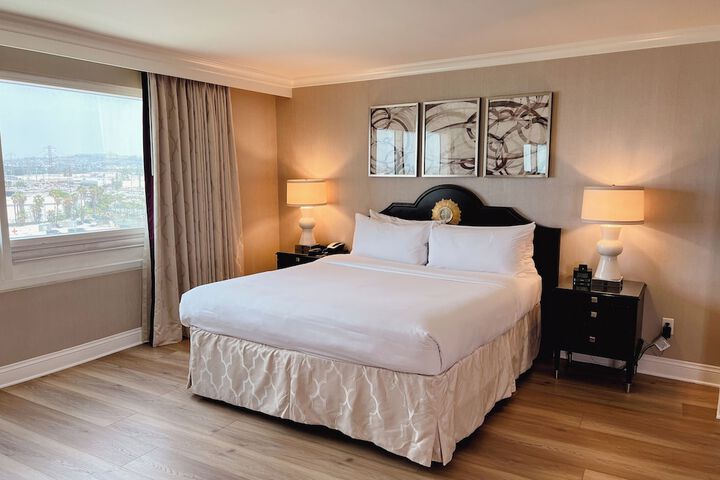 Room 10 of 32