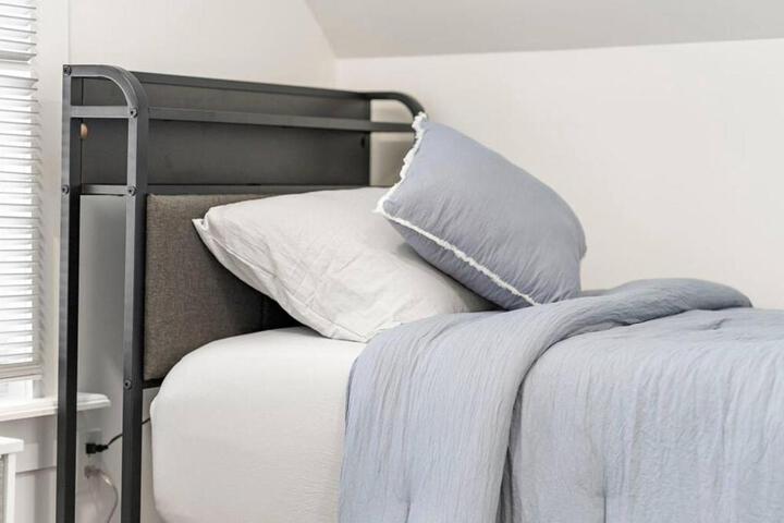 NYC Access 4BR Duplex Sleeps 10 Free Parking